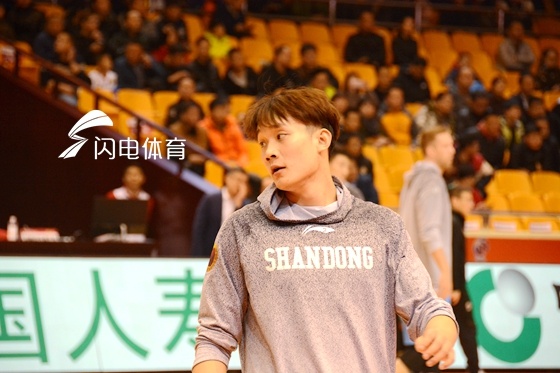 包含篮球邀请赛，皖江闪电队与塞北玄武队强势反弹，体能对抗拉满！关键战拿下信心的词条